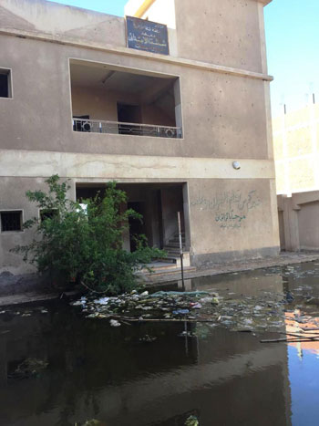 غرق معهد ازهرى فى مياه الصرف الصحى (2)