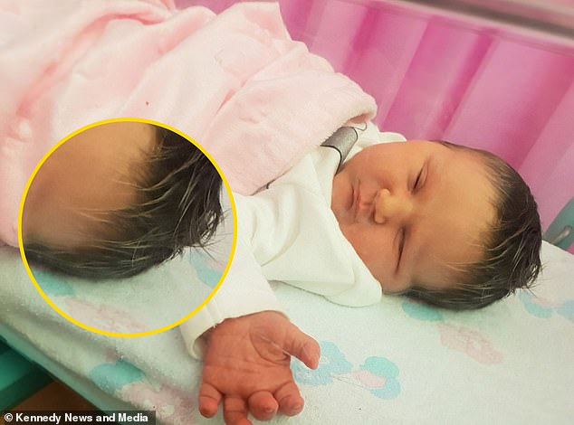 طفلة تولد بخصلات شعر شقراء والأم تشبهها بديفيد بيكهام  (2)