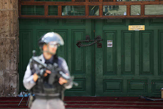 أحد جنود الاحتلال امام أحد أبواب الأقصى