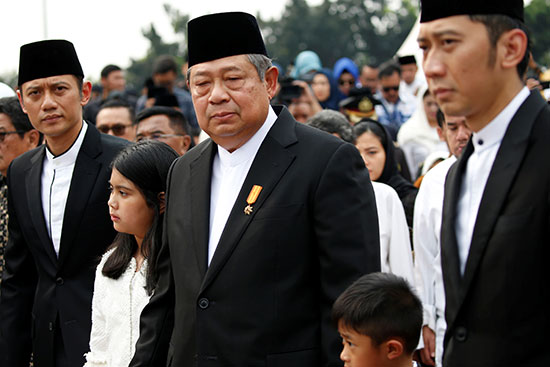 الرئيس الإندونيسى السابق سوسيلو بامبانج يودويونو يشيع زوجته إلى مثواها الأخير