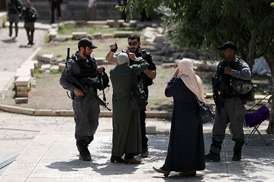 جنود الاحتلال مع أحد المواطنين الفلسطينيين