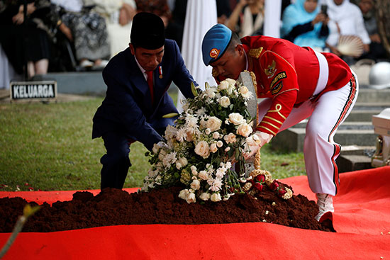الرئيس الإندونيسى يضع الزهور على قبر الراحلة