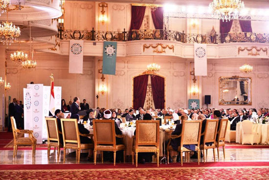 الرئيس يهنئ المشاركين فى حفل إفطار الأسرة المصرية بالعيد (6)