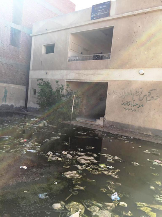 غرق معهد ازهرى فى مياه الصرف الصحى (4)