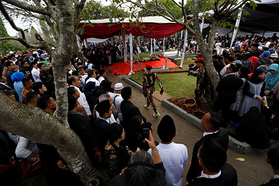 جانب من جنازة السيدة الأولى السابقة فى إندونيسيا