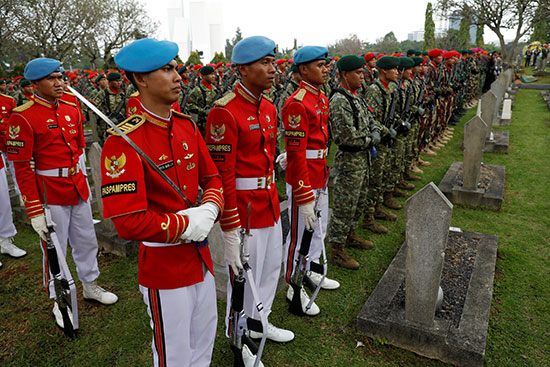 جنود إندونيسيين يشاركون بالجنازة