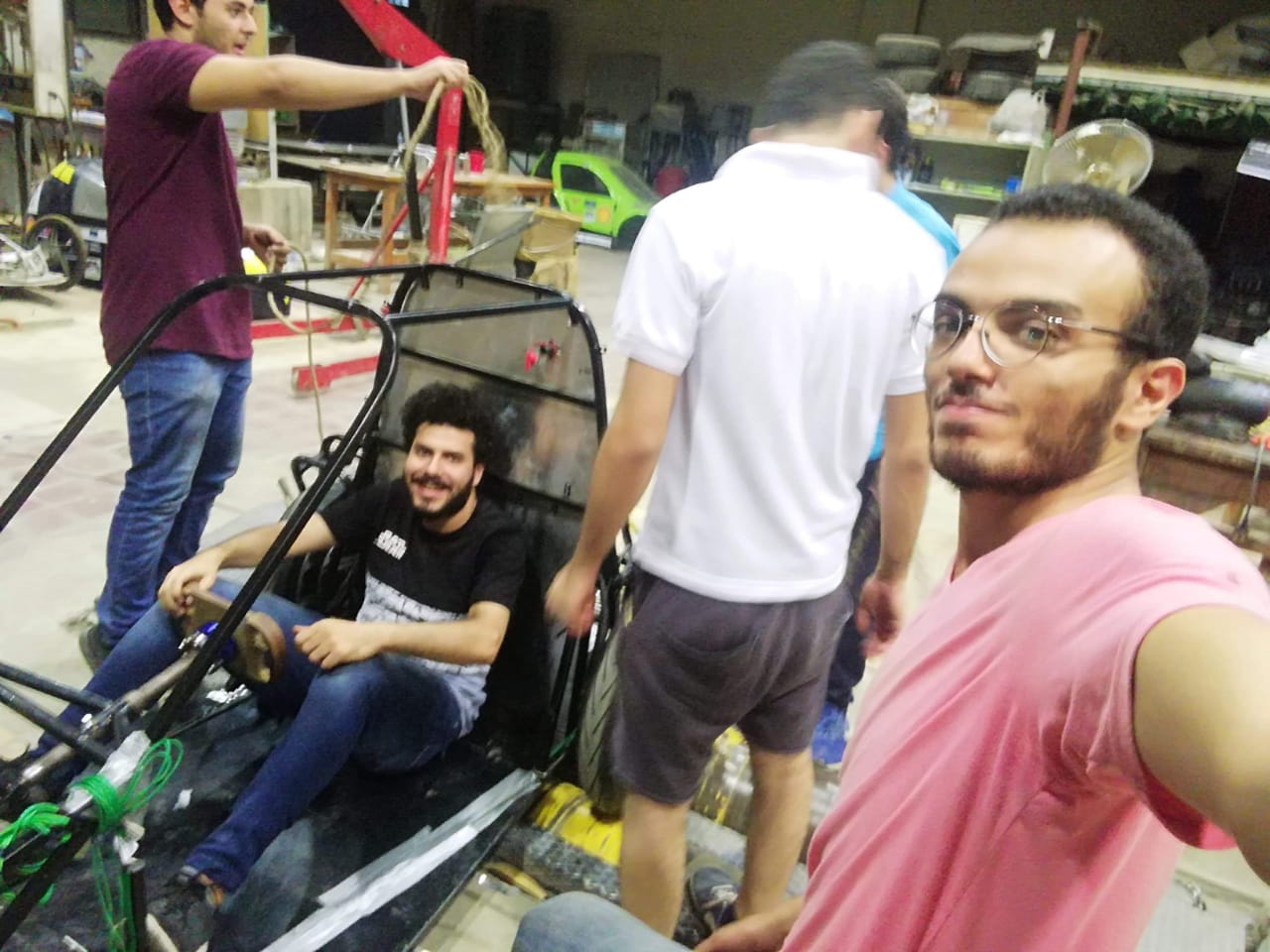 فريق هندسة كفر الشيخ يصنعون سيارتين بالكهرباء وسيارة بنزين  (3)