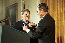 جورج بوش الاب يمنح رونالد ريجان