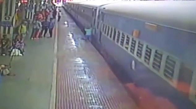 سقوط رجل أسفل القطار (2)