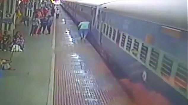 سقوط رجل أسفل القطار (1)