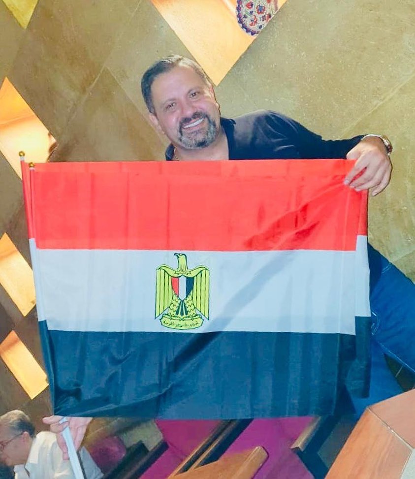 ادوارد يرفع علم مصر
