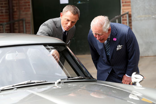 الأمير تشارلز يتفحص سيارة جيمس بوند