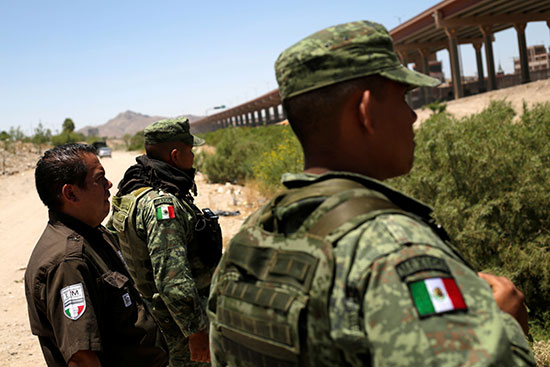 عدد من عناصر الجيش المكسيكى
