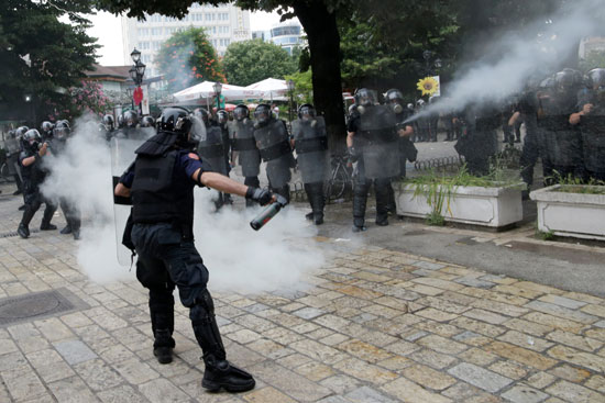 الغاز المسيل للدموع فى مظاهرات ألبانيا