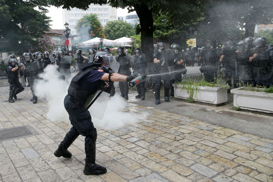 الشرطة تطلق الغاز المسيل للدموع