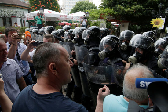 مواطنون ورجال الأمن خلال مظاهرات ألبانيا