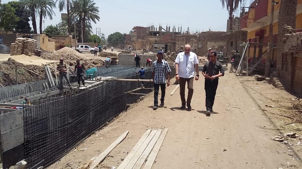 رئيس مدينة الطود يتابع حفر وتغطية ترعة المعلا بالمهيدات ورفع 30 طن مخلفات من الطريق (3)