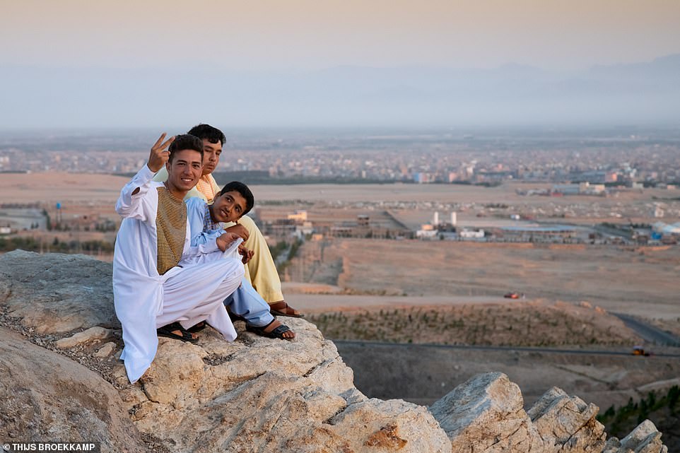مصور هولندى يصور الحياة اليومية فى أفغانسان (12)