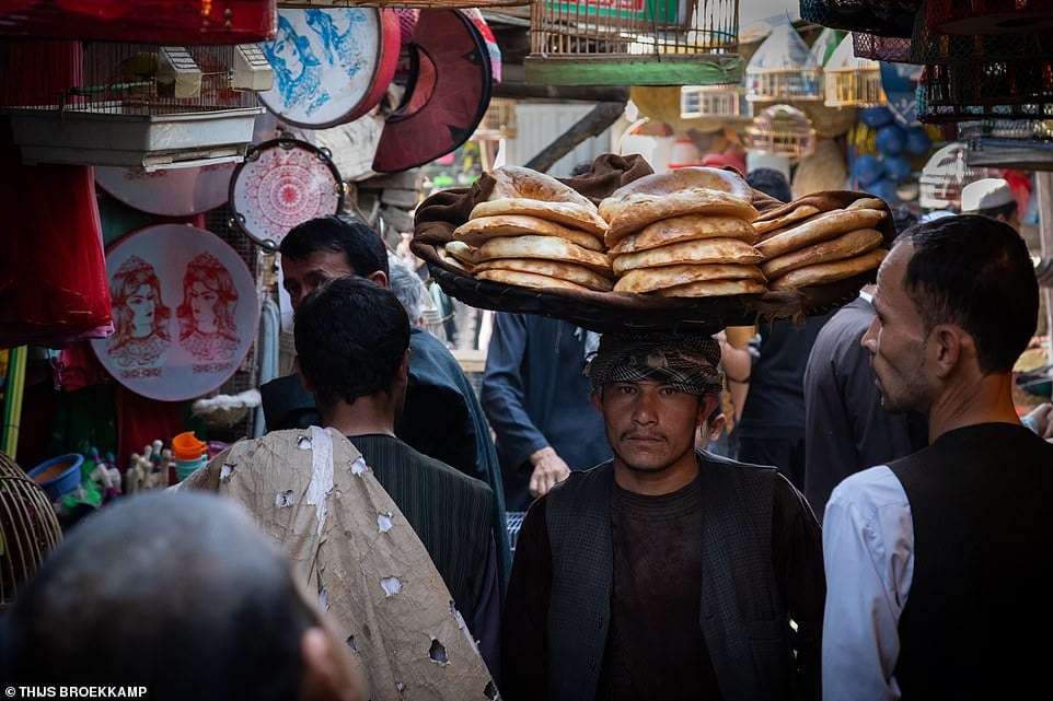 مصور هولندى يصور الحياة اليومية فى أفغانسان (13)