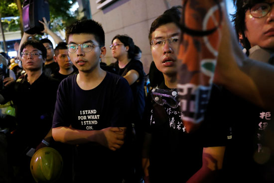 متظاهرون يحاصرون مقر شرطة هونج كونج