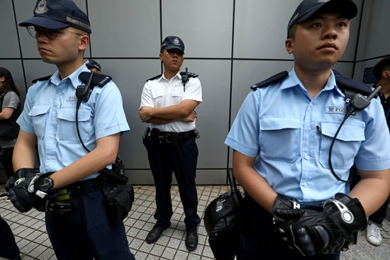 شرطة هونج كونج تواجه المتظاهرين