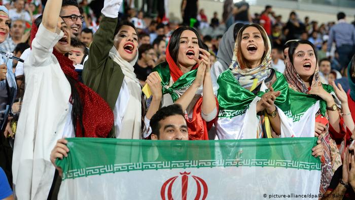 ايرانيات يشجعن منتخب بلادهم