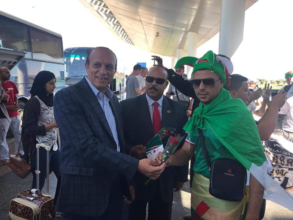 ‏ا ستقبال جمهور الجزائر بالورود (7)