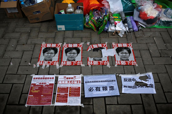 متظاهرون يتركون صور الرئيسة التنفيذية لهونج كونج على الأرض