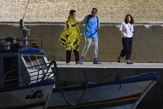 إنزال مهاجرين من سفينة إنقاذ إلى سواحل إيطاليا