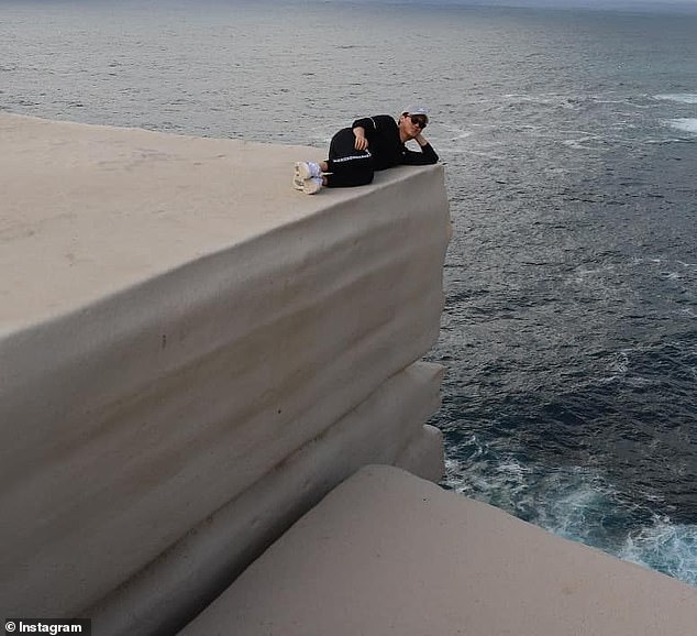 صخرة تجذب الأزواج لجلسات التصوير مهددة بالانهيار بأستراليا (1)