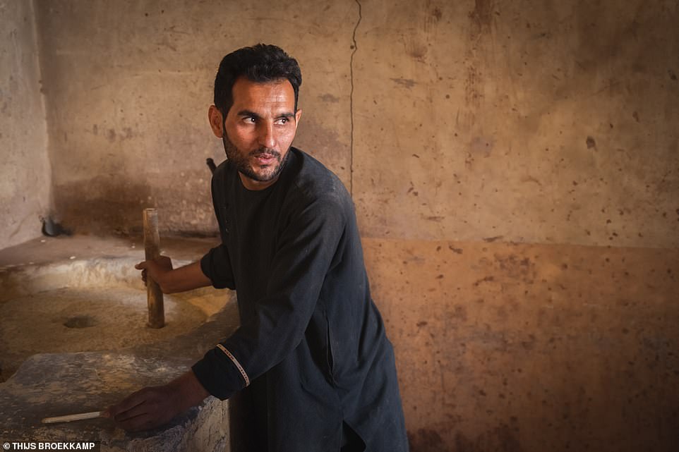 مصور هولندى يصور الحياة اليومية فى أفغانسان (8)