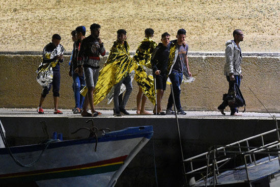 إيطاليا تستقبل مهاجرين عالقين على سفينة إنقاذ