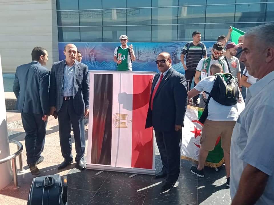 ‏ا ستقبال جمهور الجزائر بالورود (4)