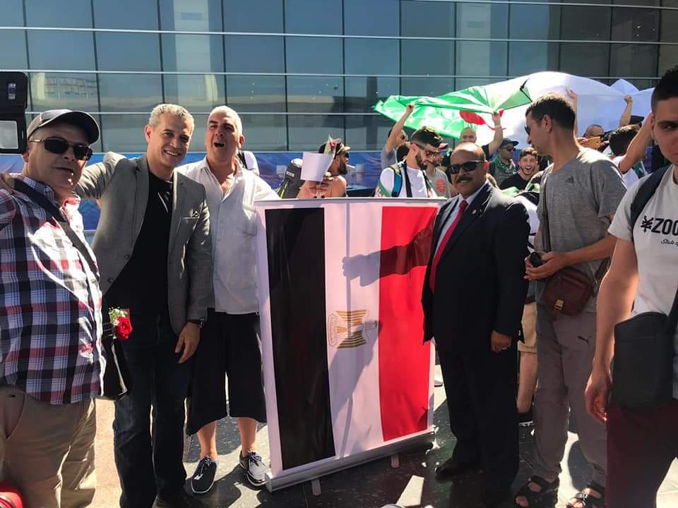 ‏ا ستقبال جمهور الجزائر بالورود (3)