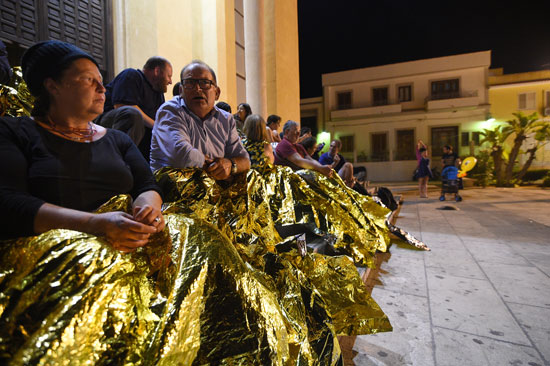 متظاهرون إيطاليون يتضامنون مع المهاجرين بارتداء بطانيات حرارية