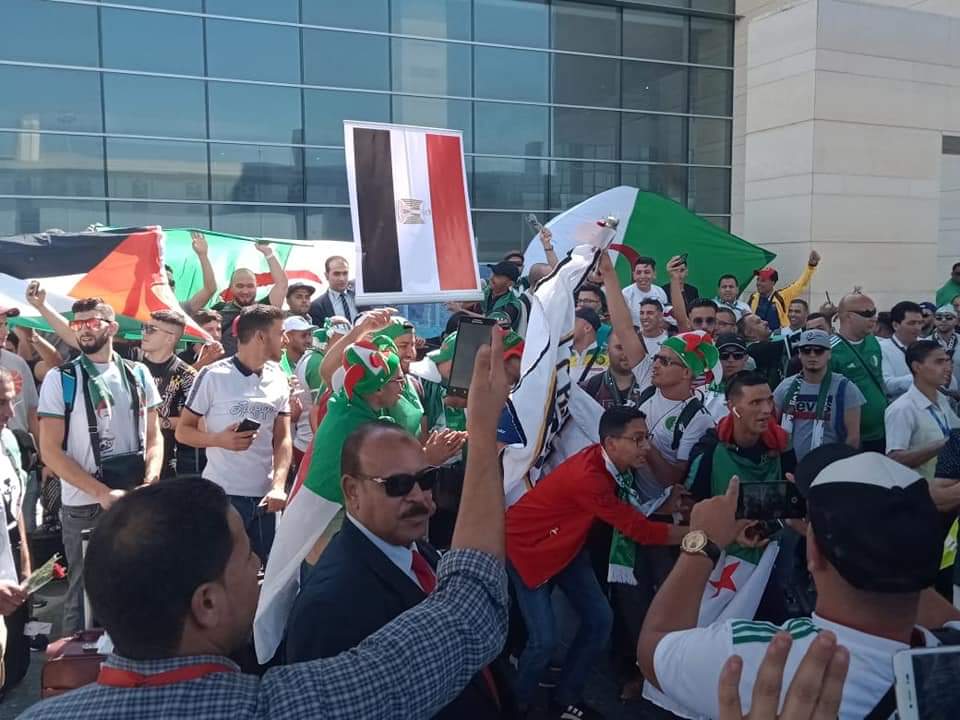 ‏ا ستقبال جمهور الجزائر بالورود (5)