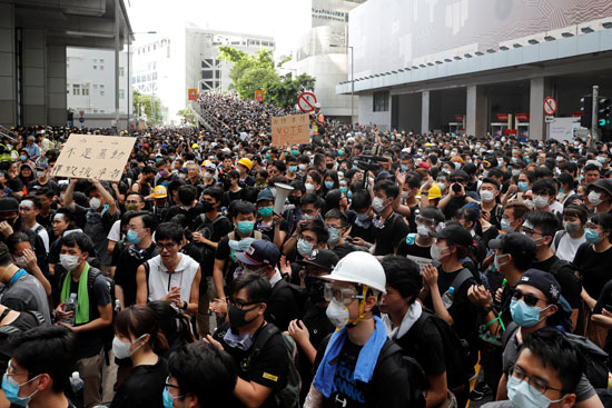 المتظاهرون قبل مغادرة محيط مقر شرطة هونج كونج