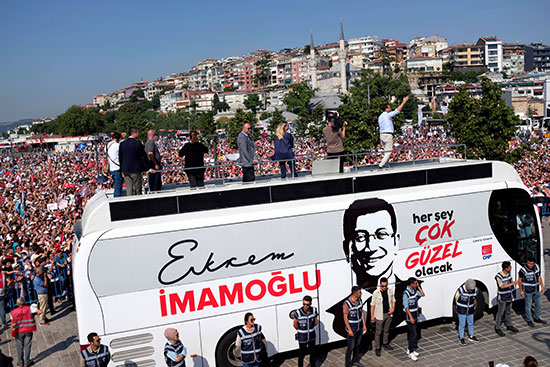 أكرم إمام أوغلو مرشح المعارضة وسط مؤيديه فى اسطنبول