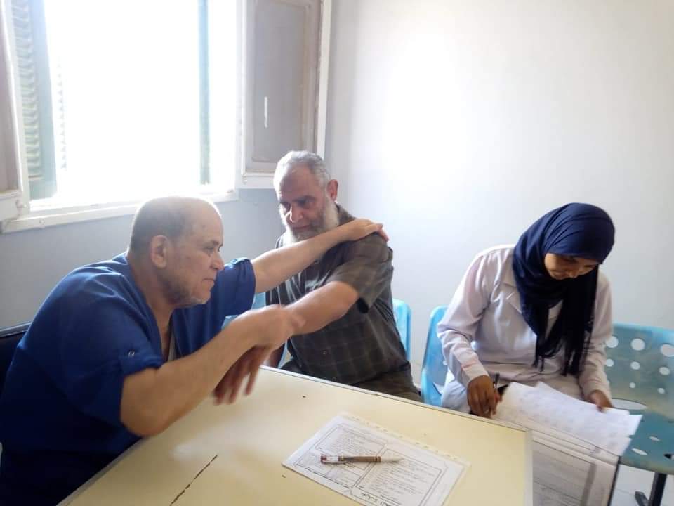 صحة البحر الأحمر تعلن الكشف الطبي علي 134 مواطن ضمن قافلة طبية بمرسي علم  (1)
