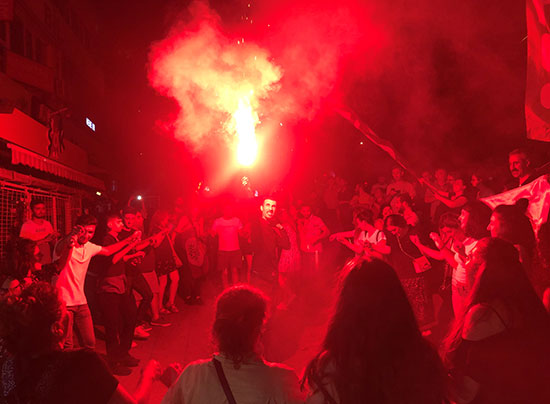 احتفالات المواطنين فى اسطنبول
