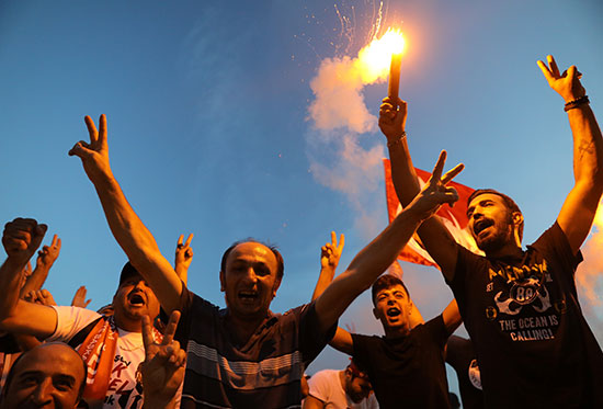 مواطنو اسطنبول يحتفلون بفوز مرشح المعارضة