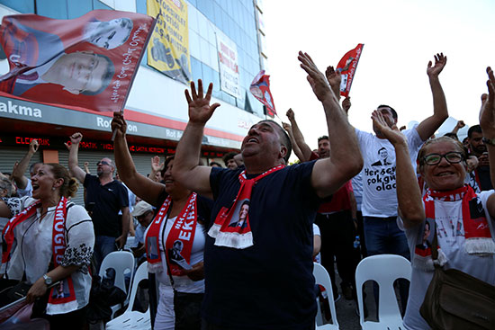 مواطنو اسطنبول يحتفلون  بفوز إمام أوغلو
