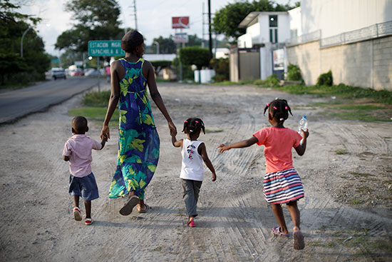 مهاجرة من هايتى مع أطفالها
