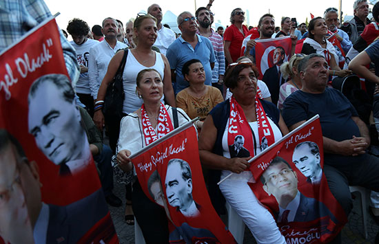 مواطنون يحملون صور مرشح المعارضة التركية أكرم إمام أوغلو