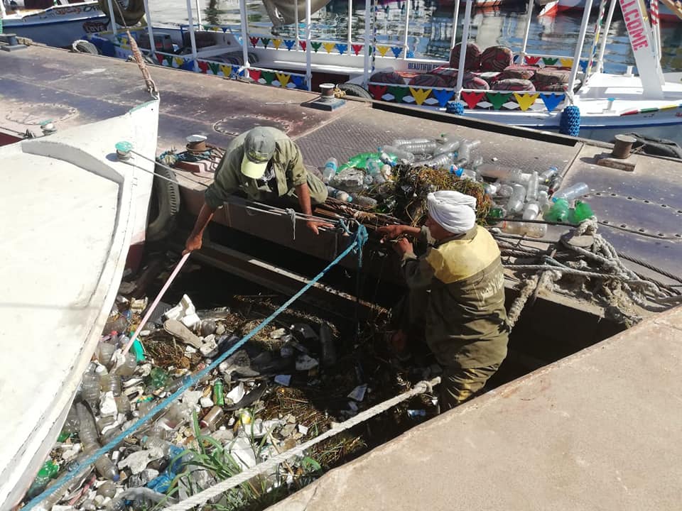 رجال مدينة الأقصر يقودون حملة لتنظيف نهر النيل من القمامة والمخلفات لخدمة السائحين (6)