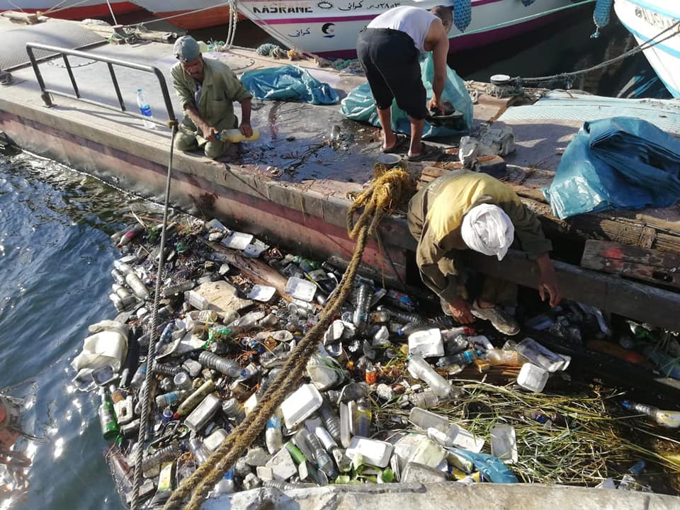 رجال مدينة الأقصر يقودون حملة لتنظيف نهر النيل من القمامة والمخلفات لخدمة السائحين (5)