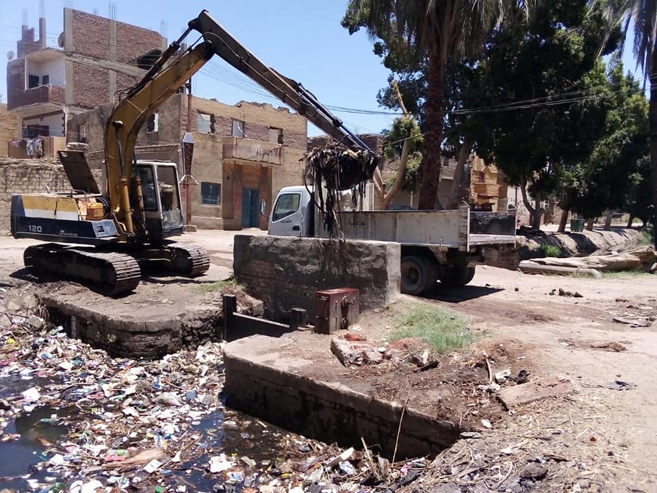 رئيس مدينة الطود يتفقد تركيب خطوط الصرف الصحي بطول 170 متر وتطهير الترع من المخلفات (6)