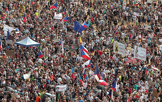 المتظاهرون يرفعون أعلام التشيك والاتحاد الأوروبى