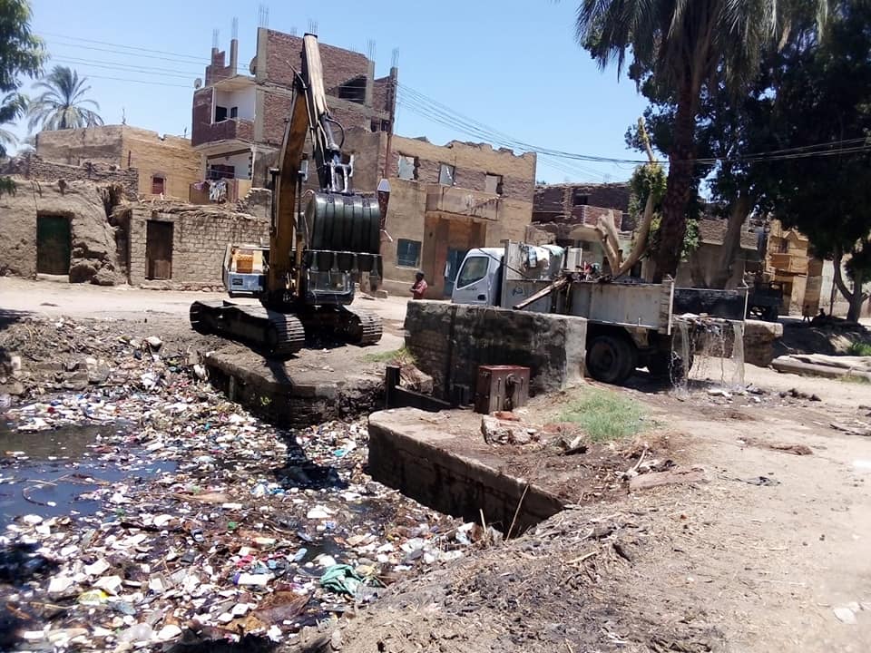 رئيس مدينة الطود يتفقد تركيب خطوط الصرف الصحي بطول 170 متر وتطهير الترع من المخلفات (7)