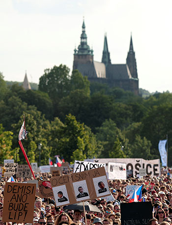 مظاهرات التشيك لمطالبة رئيس الحكومة بالاستقالة
